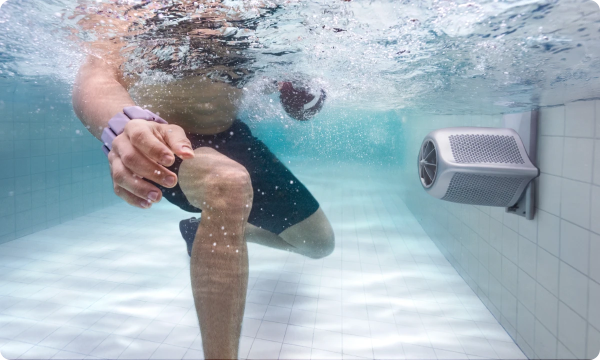 Un homme effectuant des exercices d'aérobie sous l'eau et s'entraînant de manière régulière face au courant modéré du iGarden Swim Jet