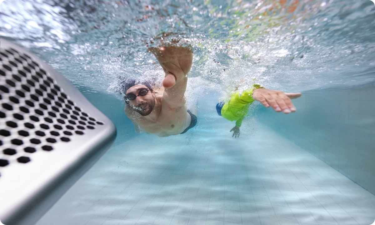 Nageurs pratiquant un entraînement de résistance à haute intensité en nage libre avec le Swim Jet Série P