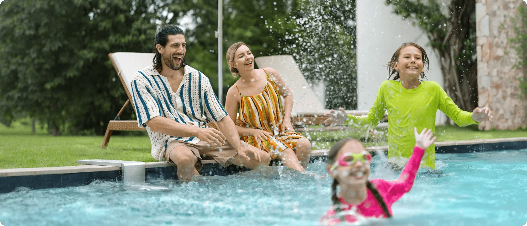 Famille se détendant en toute sécurité dans la piscine alimentée par la série P iGarden Swim Jet basse tension de 24 volts