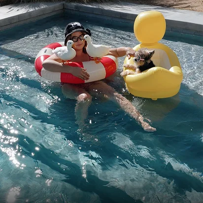 avis positif de l'influenceur Instagram duck_in_space_ sur la série P d'iGarden Swim Jet qui a amélioré le bord de la piscine pour une sensation de vacances tous les jours