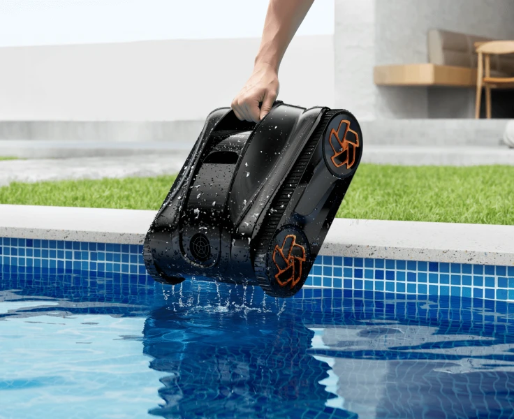 Personne soulevant facilement de l'eau le nettoyeur de piscine iGarden Pool Cleaner série K léger