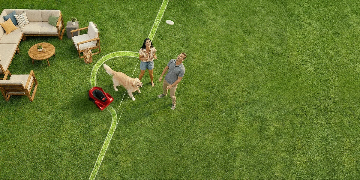 Robot tondeuse iGarden L AWD Series naviguant en toute sécurité sur une grande pelouse pendant que la famille et les animaux jouent
