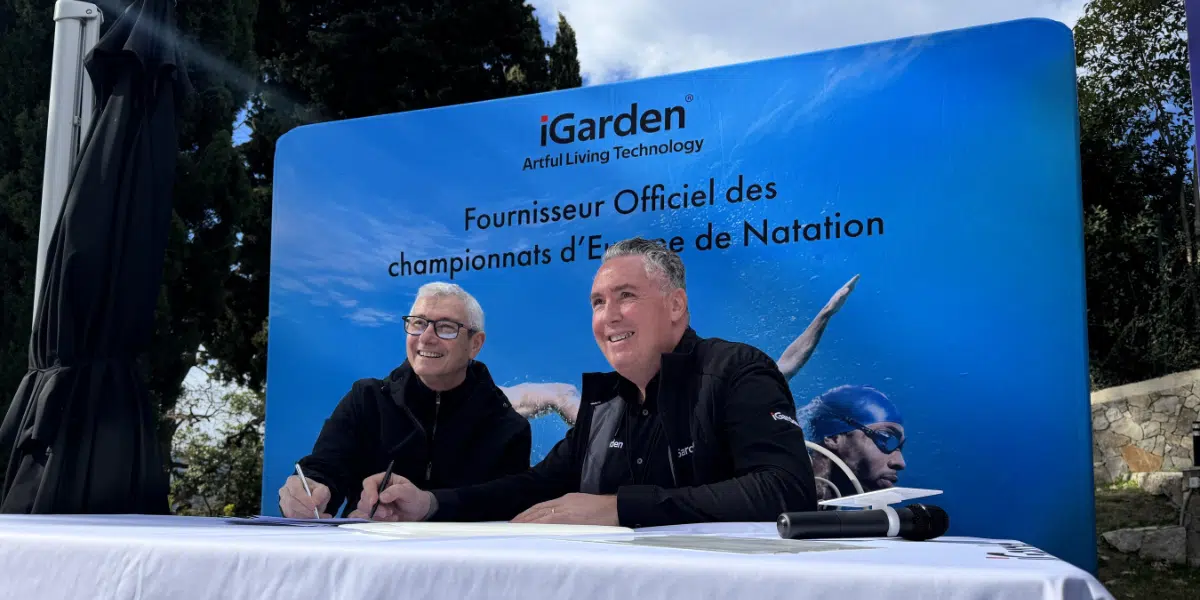 Dois representantes assinam um amplo acordo de parceria esportiva entre a iGarden e a Federação Francesa de Natação.