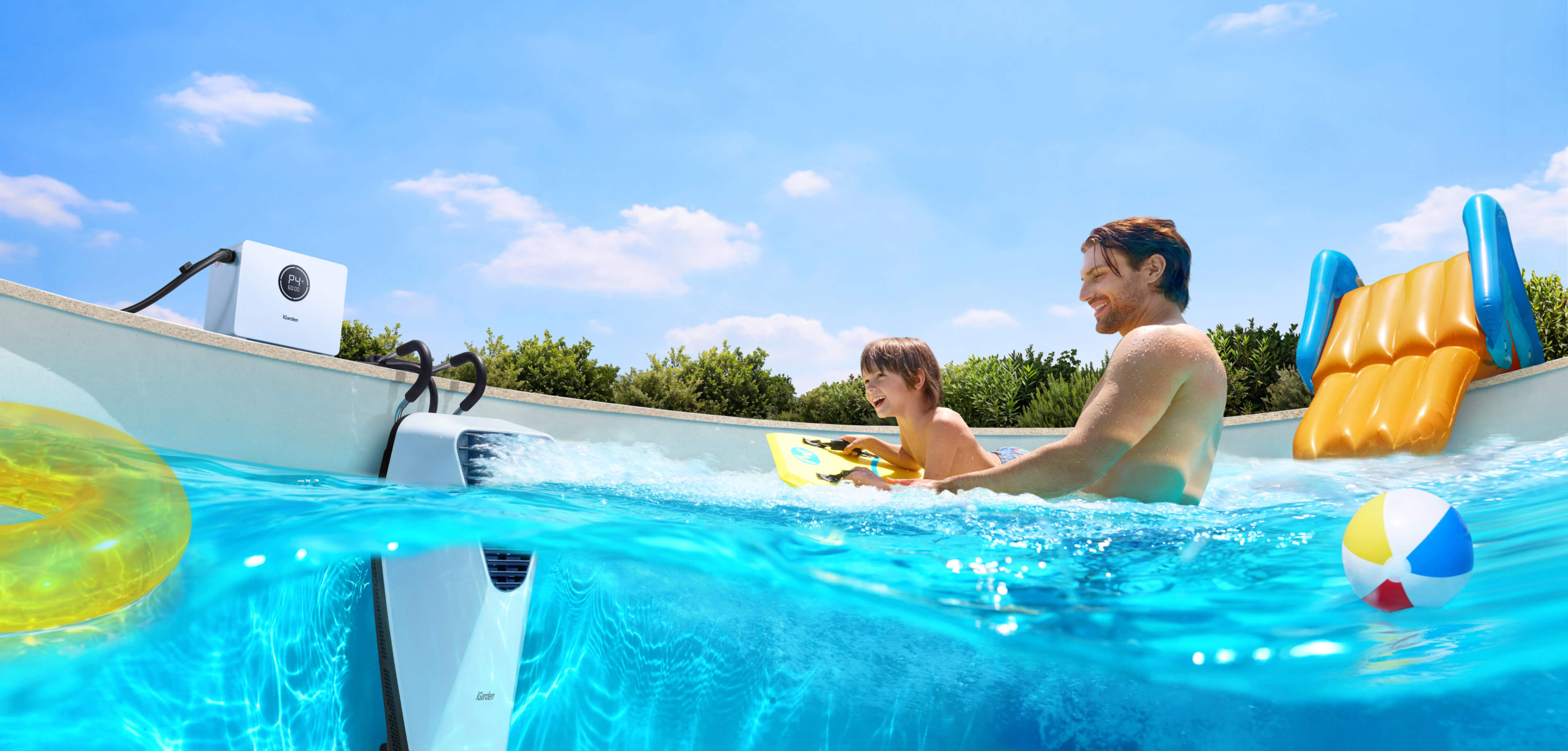 Un padre y su hijo disfrutan de la diversión familiar con el sistema de natación a contracorriente portátil iGarden Swim Jet X en una piscina enterrada.